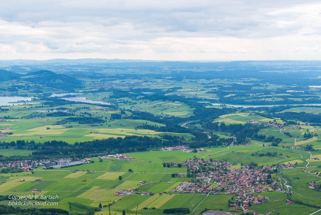 Die Orte Halblech und Trauchgau, vom Hausberg Wolfskopf aus, mit dem Illasberg- und Forggensee im Hintergrund